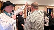 Caller Danny Turnbow in Aktion: Er gibt die Tanzschritte vor, in der Mitte Maria Albrecht-Martin, die „Square Dance“ in Hammelburg regelmäßig etablieren möchte. Caller Danny Turnbow in Aktion: Er gibt die Tanzschritte vor, in der Mitte Maria Albrecht-Martin, die „Square Dance“ in Hammelburg regelmäßig etablieren möchte.