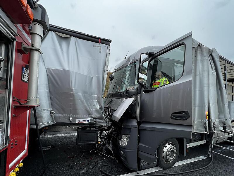 Ein Lastwagen fuhr auf.