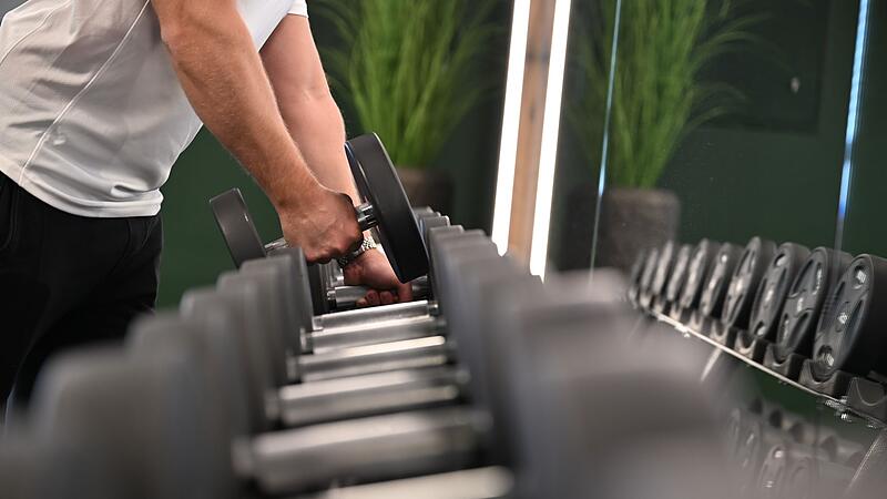 Hantelbank im Fitnessstudio