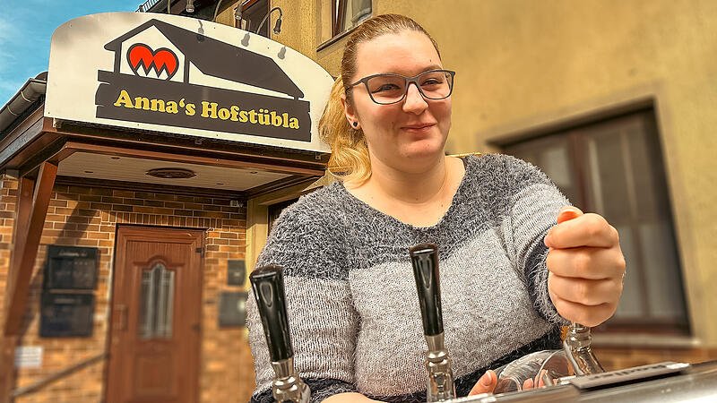 Die Schnitzelstube in Triebsdorf hatte fast schon Kultcharakter. Doch im Oktober 2023 wurde sie geschlossen. Jetzt setzt Anna B&auml;zel die lange Familientradition fort &ndash; allerdings unter dem neuen Namen &bdquo;Anna&rsquo;s Hofst&uuml;bla&ldquo;.