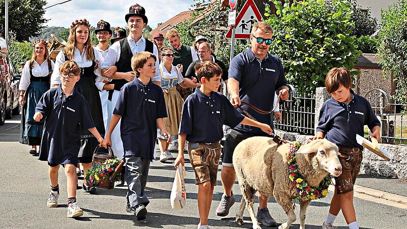 Schaf Emma hat sich an den Rummel und ihre F&uuml;hrungsrolle gew&ouml;hnt. Sie bewies Durchhalteverm&ouml;gen. Sonny Adam
