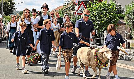 Schaf Emma hat sich an den Rummel und ihre Führungsrolle gewöhnt. Sie bewies Durchhaltevermögen. Sonny Adam Schaf Emma hat sich an den Rummel und ihre Führungsrolle gewöhnt. Sie bewies Durchhaltevermögen. Sonny Adam