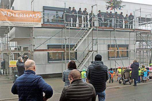 Die Firma Adlerhaus hat ihre Werkstatt erneuert und setzt obendrauf eine Bemusterungs- und Ideenwelt. Zum Richtfest waren neben den Ehreng&auml;sten, Nachbarn und beteiligten Firmen auch der Kindergarten erschienen.