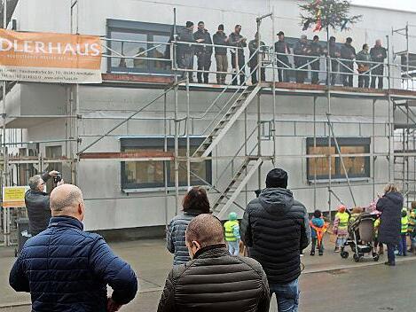 Die Firma Adlerhaus hat ihre Werkstatt erneuert und setzt obendrauf eine Bemusterungs- und Ideenwelt. Zum Richtfest waren neben den Ehreng&auml;sten, Nachbarn und beteiligten Firmen auch der Kindergarten erschienen.