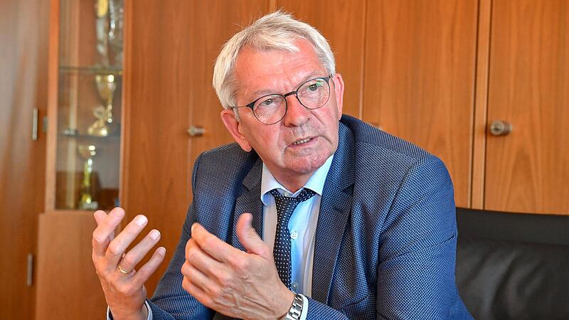 Landrat Johann Kalb (CSU) macht auf die Gr&ouml;&szlig;e der aktuellen  Herausforderung aufmerksam