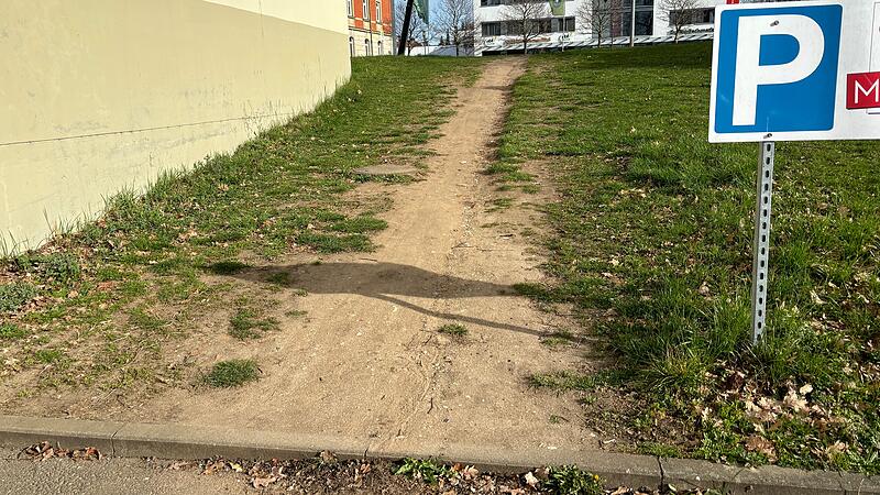 Einer der sch&ouml;nsten Trampelpfade in Forchheim f&uuml;hrt vom Parkplatz der Firma Weber & Ott zum Eingang des Fabrikverkaufs an der Bayreuther Stra&szlig;e.