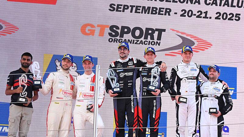 Zum siebten Mal in dieser Saison durften Christopher Haase (Dritter von links) und Simon Reicher (Zweiter von links) aufs Podium. Im ersten Rennen von Barcelona mussten sie sich nur dem Gesamtführenden Levente Revesz (Dritter von rechts) und seinem Teamkollegen Max Götz (links daneben) aus Würzburg geschlagen geben. Zum siebten Mal in dieser Saison durften Christopher Haase (Dritter von links) und Simon Reicher (Zweiter von links) aufs Podium. Im ersten Rennen von Barcelona mussten sie sich nur dem Gesamtführenden Levente Revesz (Dritter von rechts) und seinem Teamkollegen Max Götz (links daneben) aus Würzburg geschlagen geben.