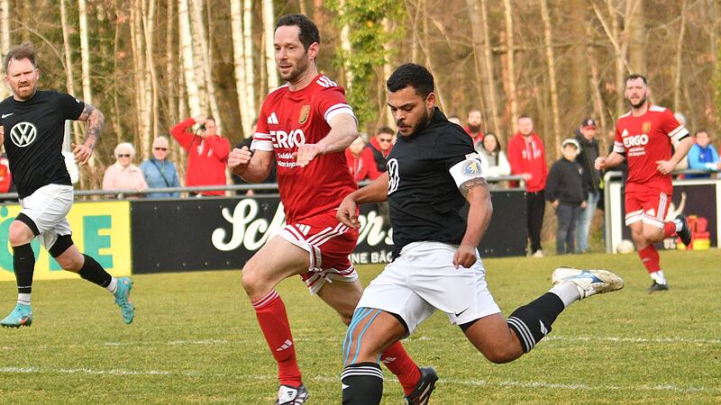 Sein Solo schlie&szlig;t der Baiersdorfer Nico Hahner (rechts) mit einem gezielten Schuss zum 3:0 gegen den VfR Johannisthal ab. Den G&auml;sten hingegen gelingt kein einziges Tor.