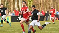 Sein Solo schlie&szlig;t der Baiersdorfer Nico Hahner (rechts) mit einem gezielten Schuss zum 3:0 gegen den VfR Johannisthal ab. Den G&auml;sten hingegen gelingt kein einziges Tor.