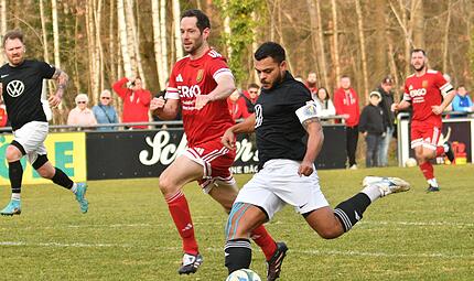 Sein Solo schlie&szlig;t der Baiersdorfer Nico Hahner (rechts) mit einem gezielten Schuss zum 3:0 gegen den VfR Johannisthal ab. Den G&auml;sten hingegen gelingt kein einziges Tor.