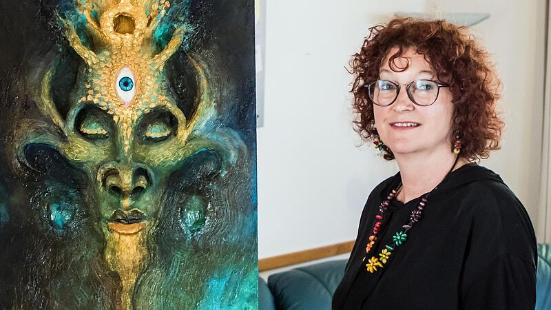 Elke Bauer, Leiterin der Gemeindeb&uuml;cherei und Initiatorin der Artothek, neben einem Maskengem&auml;lde der R&ouml;dentaler K&uuml;nstlerin Andrea Krause.