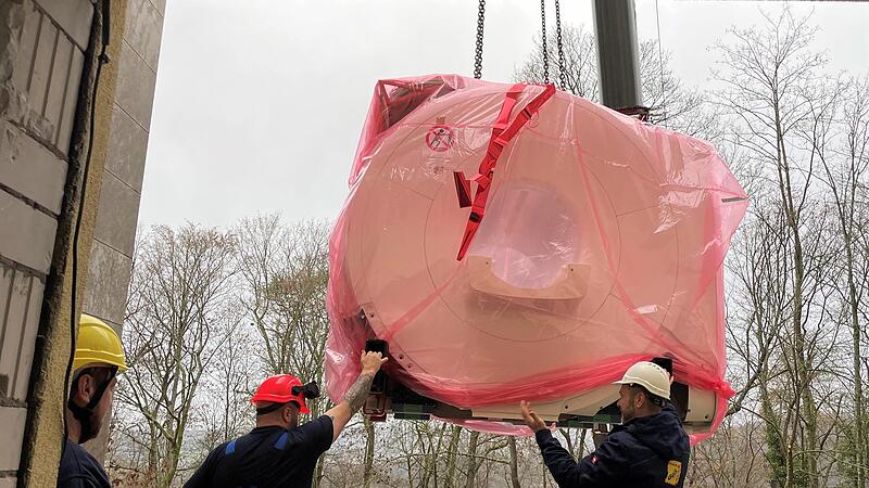 Mit einem Kran wird das neue Diagnosegerät angeliefert.