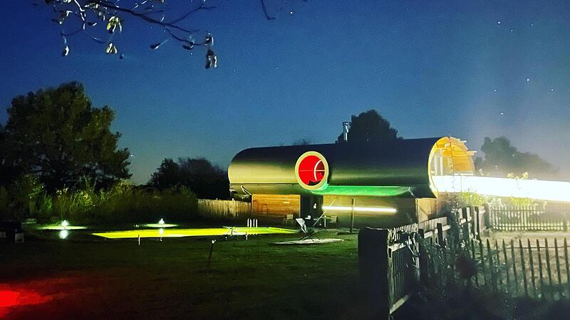 Das ist das UFO&nbsp;47 (&bdquo;Ungew&ouml;hnliches Ferienhaus-Objekt&ldquo;) in K&ouml;slau (Stadt K&ouml;nigsberg). Nicht nur bei Dunkelheit zieht es die Blicke auf sich.