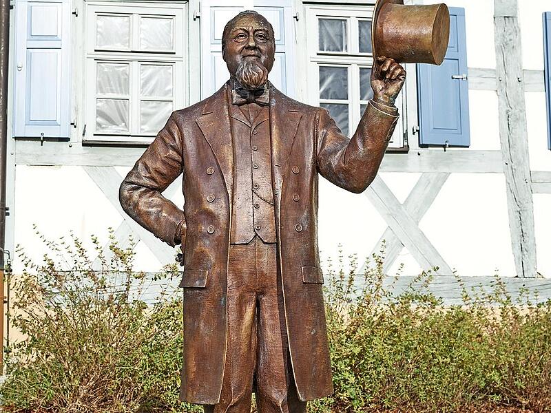 Die Statue von Levi Strauss vor dem Museum.