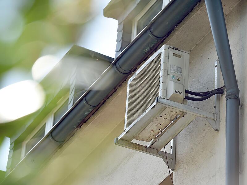 Klimaanlage an der Hauswand eines Mehrfamilienhauses Klimaanlage an der Hauswand eines Mehrfamilienhauses