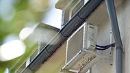 Klimaanlage an der Hauswand eines Mehrfamilienhauses Klimaanlage an der Hauswand eines Mehrfamilienhauses