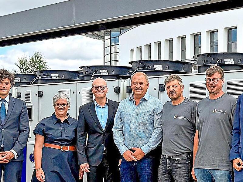 Vier neue Luft-Wasser-Wärmepumpen beheizen bereits die Becken der KissSalis Therme. Auf dem Bild sind von links: Dr. Ralf Merkl und Anja Binder, OB Dirk Vogel, Martin Hopf, Matthias Kleinhenz, Thomas Müller, Richard Pucher und Maximilian Kannewisc... Vier neue Luft-Wasser-Wärmepumpen beheizen bereits die Becken der KissSalis Therme. Auf dem Bild sind von links: Dr. Ralf Merkl und Anja Binder, OB Dirk Vogel, Martin Hopf, Matthias Kleinhenz, Thomas Müller, Richard Pucher und Maximilian Kannewisc...
