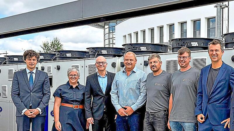 Vier neue Luft-Wasser-W&auml;rmepumpen beheizen bereits die Becken der KissSalis Therme. Auf dem Bild sind von links: Dr. Ralf Merkl und Anja Binder, OB Dirk Vogel, Martin Hopf, Matthias Kleinhenz, Thomas M&uuml;ller, Richard Pucher und Maximilian Kannewisc...