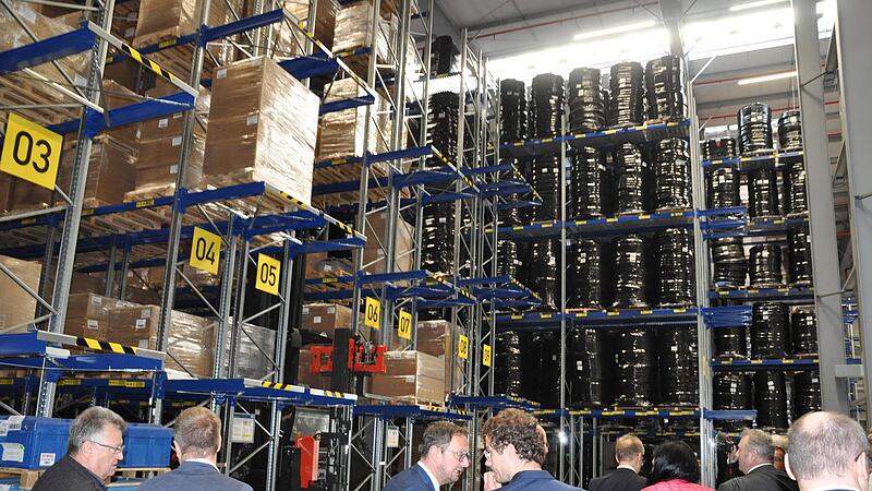 Bei der Er&ouml;ffnung: Das neue Logistikzentrum bietet Platz f&uuml;r rund 10.000 Paletten.