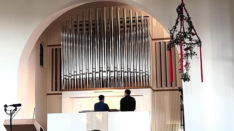 An der Orgel Gerald Fink, als Registrant N. Stefanos.