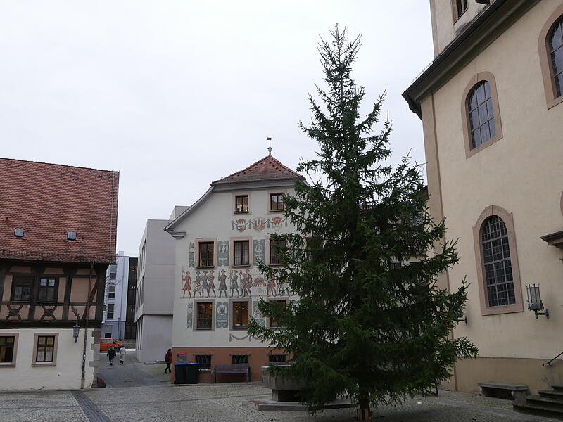Den Rathausplatz in Bad Kissingen schm&uuml;ckt bereits diese weihnachtliche Fichte.