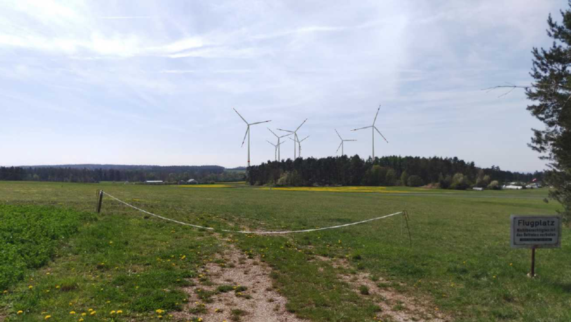 Die Lange Meile vom Flugplatz Burg Feuerstein. Diese Visualisierung zeigt, wie der Windpark einmal aussehen k&ouml;nnte.