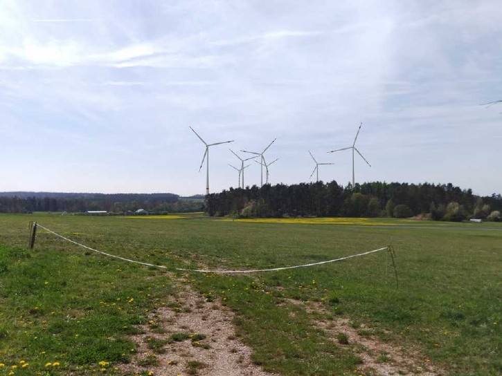 Die Lange Meile vom Flugplatz Burg Feuerstein. Diese Visualisierung zeigt, wie der Windpark einmal aussehen k&ouml;nnte.