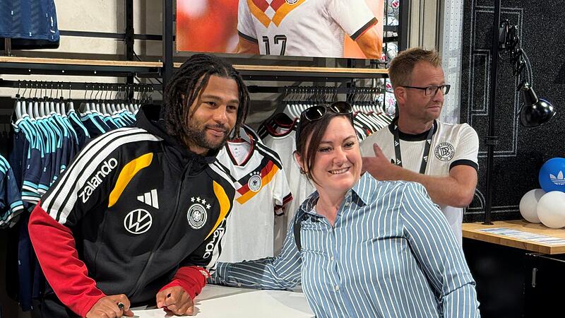 Autogrammstunde Serge GnabryBildergalerie Autogrammstunde Serge Gnabry