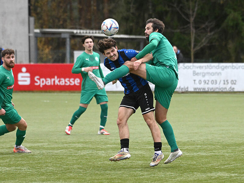 Sport Fußball Saison 2025 / 2026 Bayernliga Nord  18. Spieltag am Samstag 15.11.2025 Spielort  Neudrossenfeld Sportpark Am Weinberg   Kunstrasenplatz  Spielbeginn 14.00 h  TSV Neudrossenfeld gegen SpVgg SV Weiden Halbzeitergebnis 0:1 Endstand 2:1 DanielTSV Neudrossenfeld - SpVgg Weiden