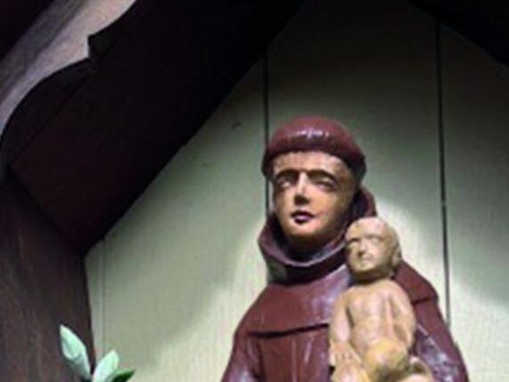 Der Heilige Antonius mit einer geschnitzten Lilie in der Hand.