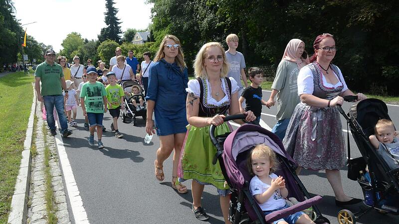 Die J&uuml;ngsten lie&szlig;en sich von den Muttis im Buggy schieben.