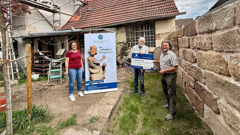 Ortskurator der DSD Herbert van Beek (Mitte) &uuml;bergibt symbolische 35 000 Euro an Robert D&ouml;rfler (rechts). Seine Frau Susann D&ouml;rfler ist auch dabei (rechts).