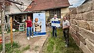 Ortskurator der DSD Herbert van Beek (Mitte) übergibt symbolische 35 000 Euro an Robert Dörfler (rechts). Seine Frau Susann Dörfler ist auch dabei (rechts).