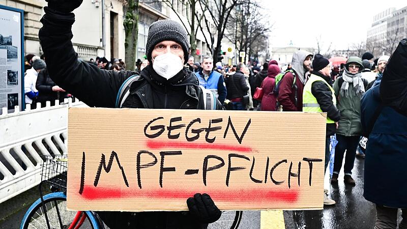 Die Meinung zur Impfpflicht ist nicht einheitlich. Auch  was die Impfpflicht f&uuml;r medizinische Berufe angeht, gibt es unterschiedliche Prognosen.