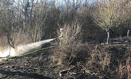 Schlimmeres verhindert haben die Feuerwehren Hofheim und Goßmannsdorf mit ihrem schnellen Einsatz. An einem Waldrand bei Goßmannsdorf brannte am Dienstag eine Freifläche von etwa 2500 Quadratmetern ab.
