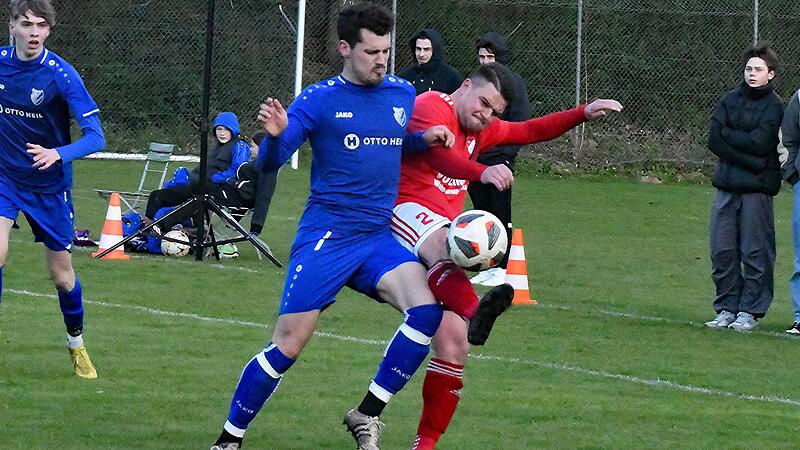 Auf dem Bad Kissinger B-Platz wird es sicherlich &auml;hnlich kampfbetont zugehen wie hier das Duell zwischen FC-Spieler Paul F&uuml;ller (links) und Benjamin Buhse vom SV R&ouml;delmaier.