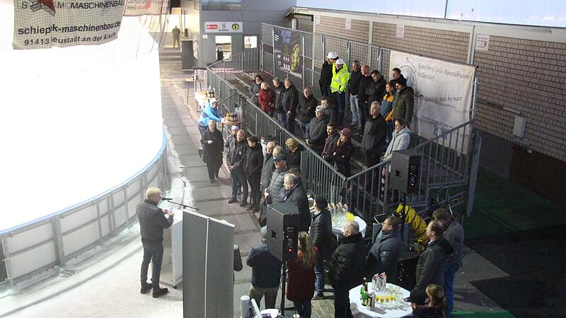 An der wegen der bereits begonnenen Bauarbeiten verkleinerten Gästetribüne des Eisstadions in Höchstadt ist der Spatenstich gefeiert worden.