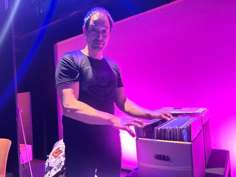 Landestheater Coburg: Musikladen von und mit Matthias Straub in der erneut ausverkauften Reithalle. Hier im Bild: Co-Plattenaufleger Nils Liebscher.