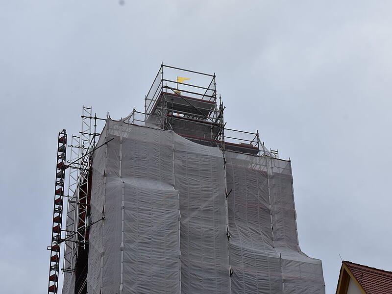 Der Kirchturm in Gräfenberg ist eingerüstet, die renovierte Wetterfahne krönt jetzt wieder den Turm.