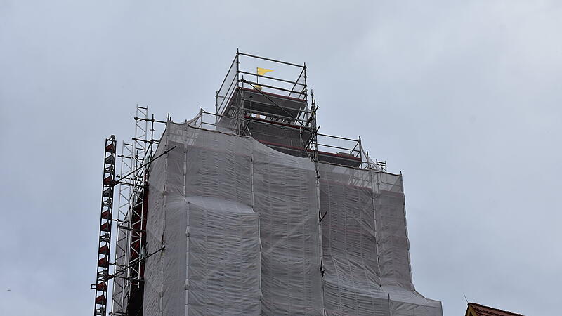Der Kirchturm in Gräfenberg ist eingerüstet, die renovierte Wetterfahne krönt jetzt wieder den Turm.