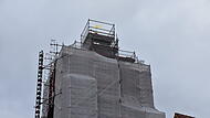 Der Kirchturm in Gräfenberg ist eingerüstet, die renovierte Wetterfahne krönt jetzt wieder den Turm.
