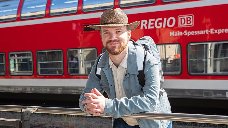 Mick C. Mack pendelt mit der Bahn von Bamberg nach Ha&szlig;furt.