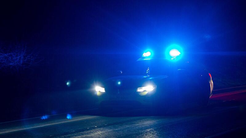 Blaulichtfahrt: Einige nächtliche Einsätze hatte die Kitzinger Polizei am Wochenende zu bewältigen (Symbolbild).
