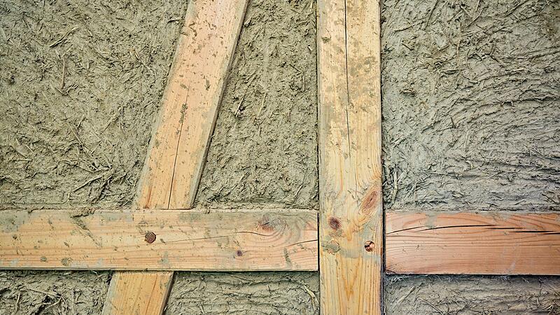 Eine nicht fertige Wand aus Fachwerk und Lehm