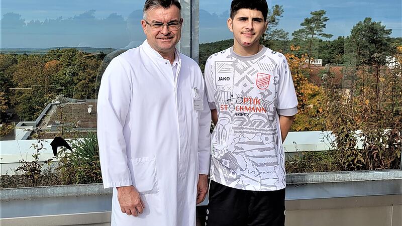 Mediziner Klaus Schnake und Patient Lukas: Ein Roboter verhalf ihm in Erlangen mit einer Operation zu einem nun unbeschwerten Leben. Mediziner Klaus Schnake und Patient Lukas: Ein Roboter verhalf ihm in Erlangen mit einer Operation zu einem nun unbeschwerten Leben.