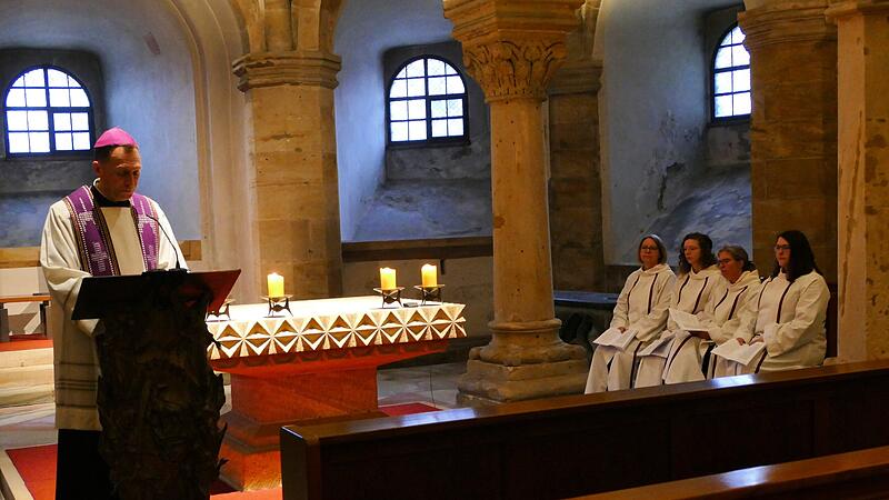 Erzbischof Herwig G&ouml;ssl und S&auml;ngerinnen der Domkantorei gestalteten am Karfreitag die Trauermette in der Domkrypta.