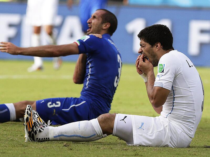 Die berühmteste Beißattacke im Fußball war der Schulterbiss von Luis Suarez (rechts) gegen den Italiener Giorgio Chiellini  (links) bei der WM 2014. Nun hat ein Amateurspieler aus Oberfranken einem Gegenspieler ins Ohr gebissen.
