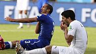 Die berühmteste Beißattacke im Fußball war der Schulterbiss von Luis Suarez (rechts) gegen den Italiener Giorgio Chiellini  (links) bei der WM 2014. Nun hat ein Amateurspieler aus Oberfranken einem Gegenspieler ins Ohr gebissen.
