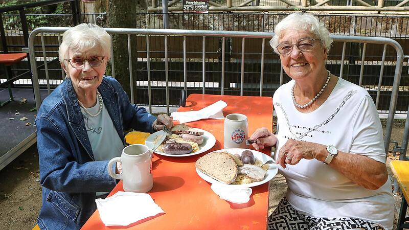Maria Schwuttge und Erna Wieg&auml;rtner genie&szlig;en am Neder-Keller ihre Schlachtsch&uuml;ssel.Forchheim & Fr&auml;nkische Schweiz