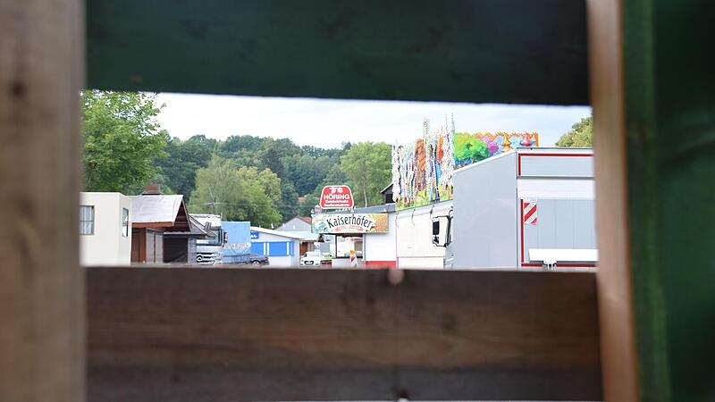 Bei einem Blick durch den noch ger&uuml;startigen Torbogen am Eingang der Hofwiese zeichnet sich ein erstes Bild vom Angebot, das die Besucher beim Kronacher Freischie&szlig;en erwarten wird.